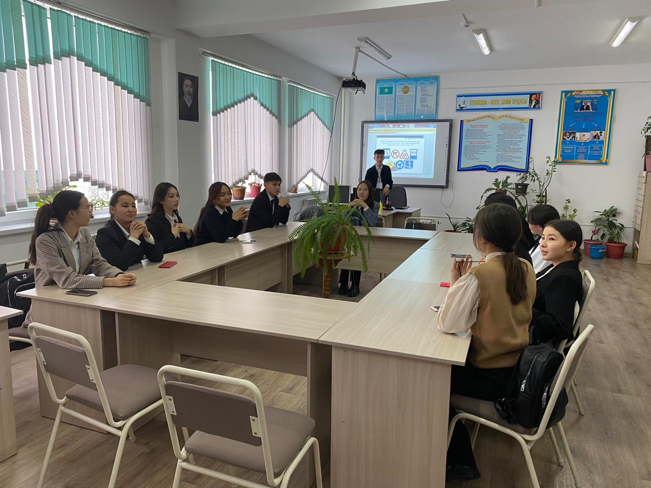 Мектеп министрлері "Жолда жүру ережесін сақтайық!"тақырыбында дөңгелек үстел ұйымдастырды. Оған 8-11 сынып оқушылары қатысты.